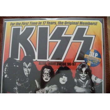 kiss_2_74921195